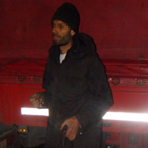 Pakistanez ascuns sub un autocamion, pe roata de rezervă,