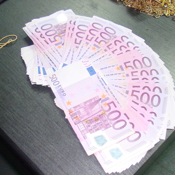 200.000 de euro și aproximativ 5 kg de metal galben, presupus a fi aur, confiscate la P.T.F. Giurgiu