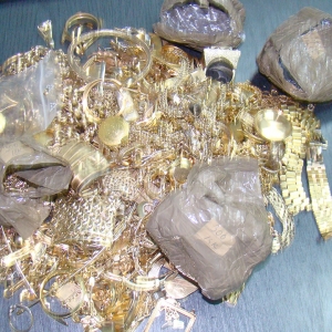 200.000 de euro și aproximativ 5 kg de metal galben,