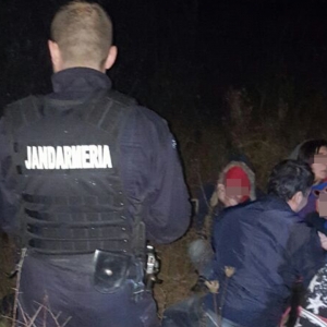 12 migranţi, dintre care trei minori, opriţi la