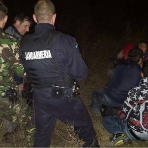 12 migranţi, dintre care trei minori, opriţi la