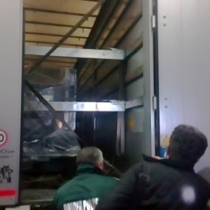 Trei afgani descoperiţi ascunşi într-un camion cu