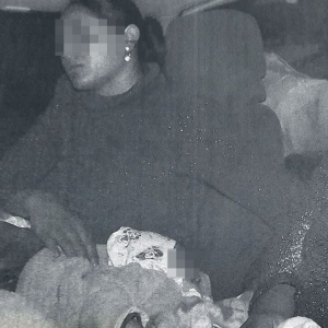 Bebeluș, ascuns de părinți sub o pătură pentru a fi