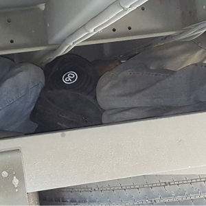 Doi afgani ascunși sub un autocamion, descoperiți la