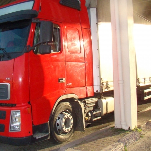 Doi afgani ascunși sub un autocamion, descoperiți la