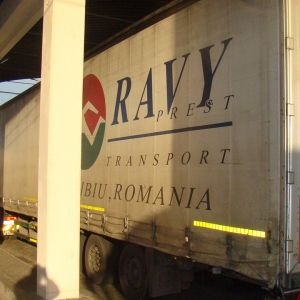 Doi afgani ascunși sub un autocamion, descoperiți la