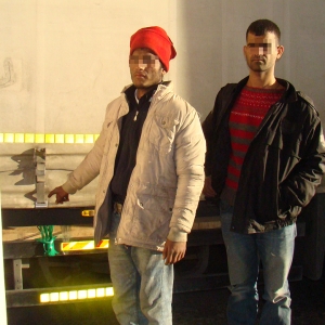 Doi afgani ascunși sub un autocamion, descoperiți la