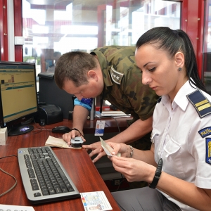 O adolescentă în vârstă de 15 ani a