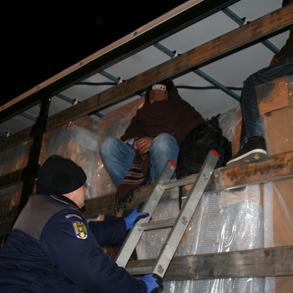Trei pakistanezi ascunşi într-un camion, depistaţi cu aparatura pentru detectarea bătăilor inimii, la P.T.F. Calafat