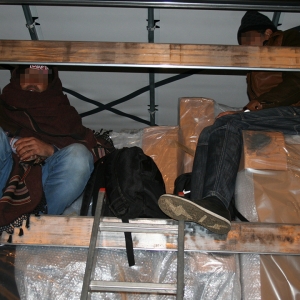 Trei pakistanezi ascunşi într-un camion, depistaţi