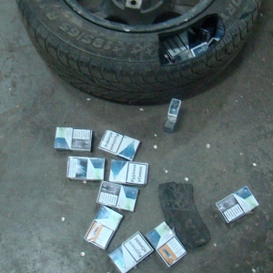 Ţigări în valoare de 100.000 lei conficate la