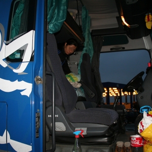 Şoferul unui TIR şi-a ascuns soţia în cabina automarfarului, pentru a o ajuta să treacă ilegal frontiera