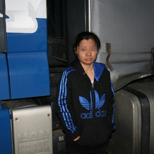 Şoferul unui TIR şi-a ascuns soţia în cabina automarfarului, pentru a o ajuta să treacă ilegal frontiera