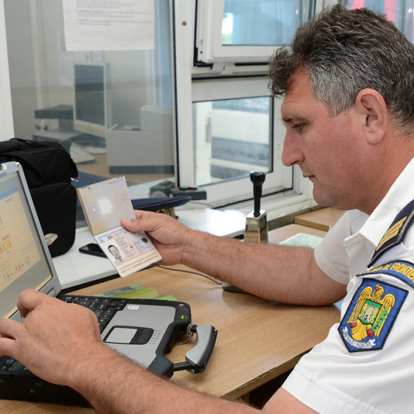 Şase persoane urmărite general sau internaţional depistate la frontieră