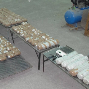 Peste 110 kilograme de marijuana descoperite de poliţiştii de frontieră de la Calafat, în cabina unui automarfar