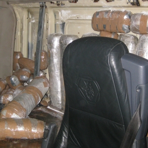 Peste 110 kilograme de marijuana descoperite de poliţiştii de frontieră de la Calafat, în cabina unui automarfar