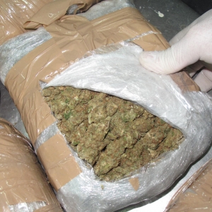 Peste 110 kilograme de marijuana descoperite de poliţiştii de frontieră de la Calafat, în cabina unui automarfar