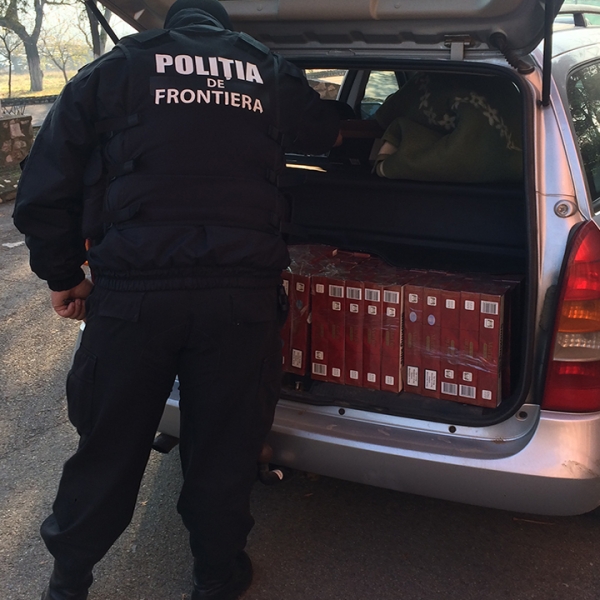 Peste 12.500 de pachete cu ţigări de contrabandă confiscate de poliţistii de frontieră mehedinţeni în urma unor percheziţii desfăşurate pe raza judeţelor Mehedinţi şi Dolj