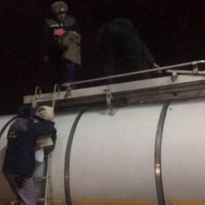 Patruzeci şi doi de migranti ascunşi într-o cisternă,  opriţi la frontiera cu Ungaria