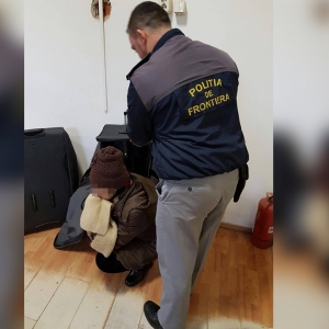 Două femei afgane ascunse în geamantane, depistate la frontieră