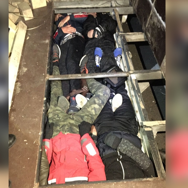 Șase migranți ascunşi într-o camionetă, opriţi la frontiera cu Ungaria
