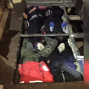 Șase migranți ascunşi într-o camionetă,  opriţi la frontiera cu Ungaria