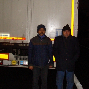 Doi migranți din Siria şi Afganistan ascunși într-un automarfar încărcat cu măsline