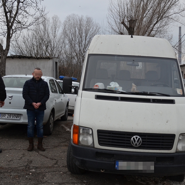 Percheziţii domiciliare la persoane implicate în contrabanda cu produse din tutun
