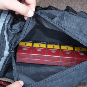 Percheziţii domiciliare la persoane implicate în contrabanda cu produse din tutun