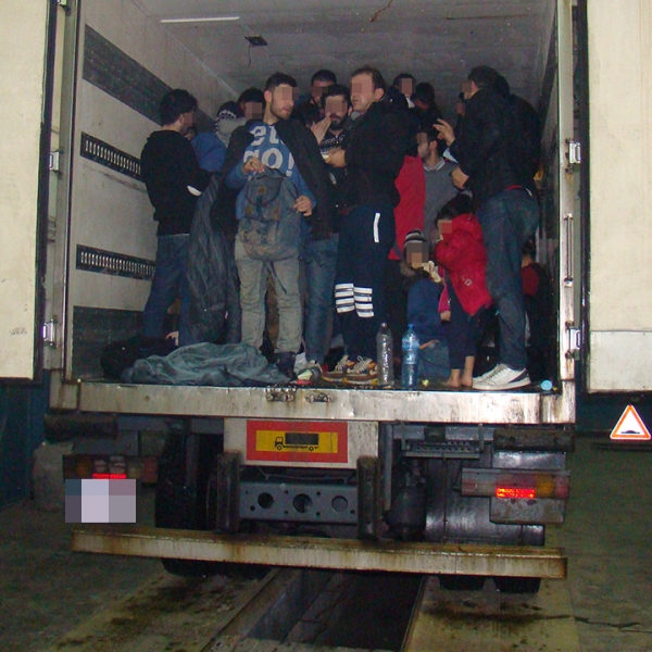 48 irakieni ascunşi într-un camion, descoperiţi la P.T.F. Giurgiu