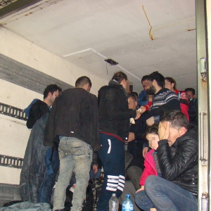 48 irakieni ascunşi într-un camion,  descoperiţi la P.T.F. Giurgiu