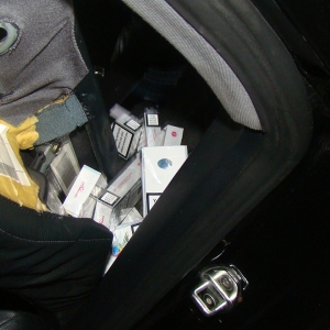 Autoturism antifonat cu ţigări de contrabandă,  descoperit la P.T.F. Albița