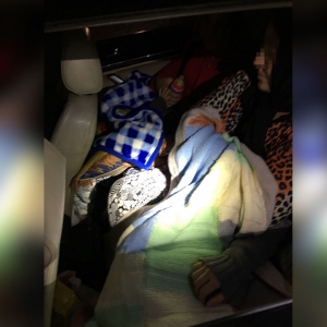 Doi minori ascunşi de părinți printre bagaje, pentru a fi scoși din ţară