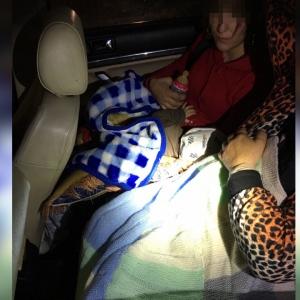 Doi minori ascunşi de părinți printre bagaje, pentru a fi scoși din ţară