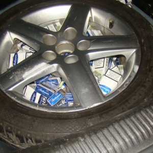 Audi ticsit cu ţigări de contrabandă