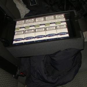 Audi ticsit cu ţigări de contrabandă