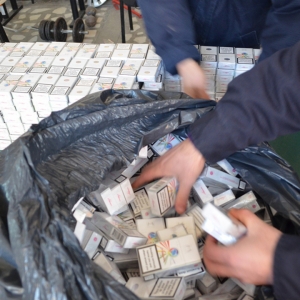 Ţigări de contrabandă, în valoare de aproximativ 10.000 lei, confiscate de poliţiştii de frontieră ieşeni