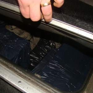 Ţigări de contrabandă ascunse în sistemul de încălzire a unui autocar