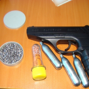 Pistol şi muniţie neletale, depistate la controlul de frontieră