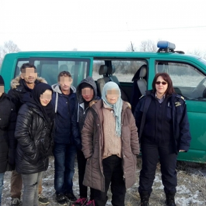 O familie de sirieni, oprită la frontiera cu Serbia