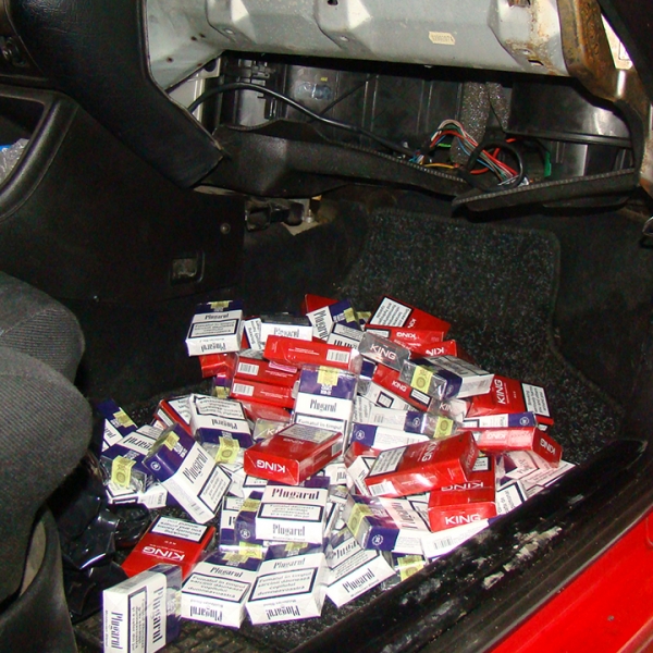 Ţigarete de contrabandă ascunse în bordul unui autoturism depistate Galaţi