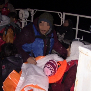 52 persoane, printre care o femeie însărcinată în 9 luni și un bărbat rănit, salvate din apele Mării Egee de poliţiştii de frontieră români aflaţi în misiune FRONTEX în Grecia