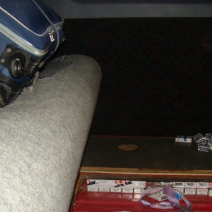 Ţigări de contrabandă ascunse în podeaua dublată a unui microbuz