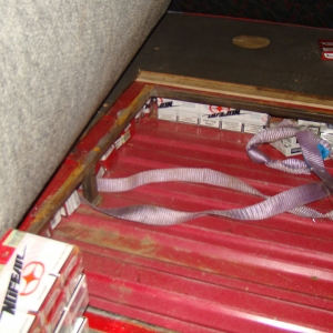 Ţigări de contrabandă ascunse în podeaua dublată a unui microbuz