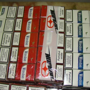 Ţigări de contrabandă ascunse în podeaua dublată a unui microbuz