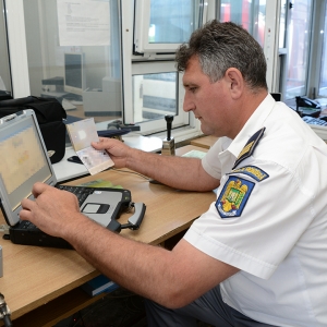 Doi urmăriţi general depistaţi la frontieră