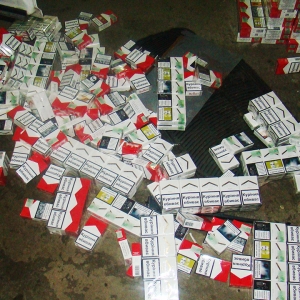 Zeci de mii de pachete cu țigări, confiscate la frontiera de nord