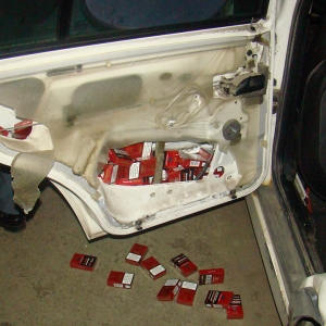 Zeci de mii de pachete cu țigări, confiscate la frontiera de nord