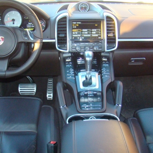 Autoturism Porsche Cayenne în valoare de 50.000 euro, căutat în Italia, depistat la P.T.F. Siret