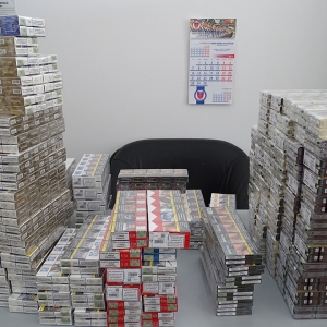 1.500 pachete cu țigări ascunse într-un microbuz, descoperite la P.T.F. Giurgiu